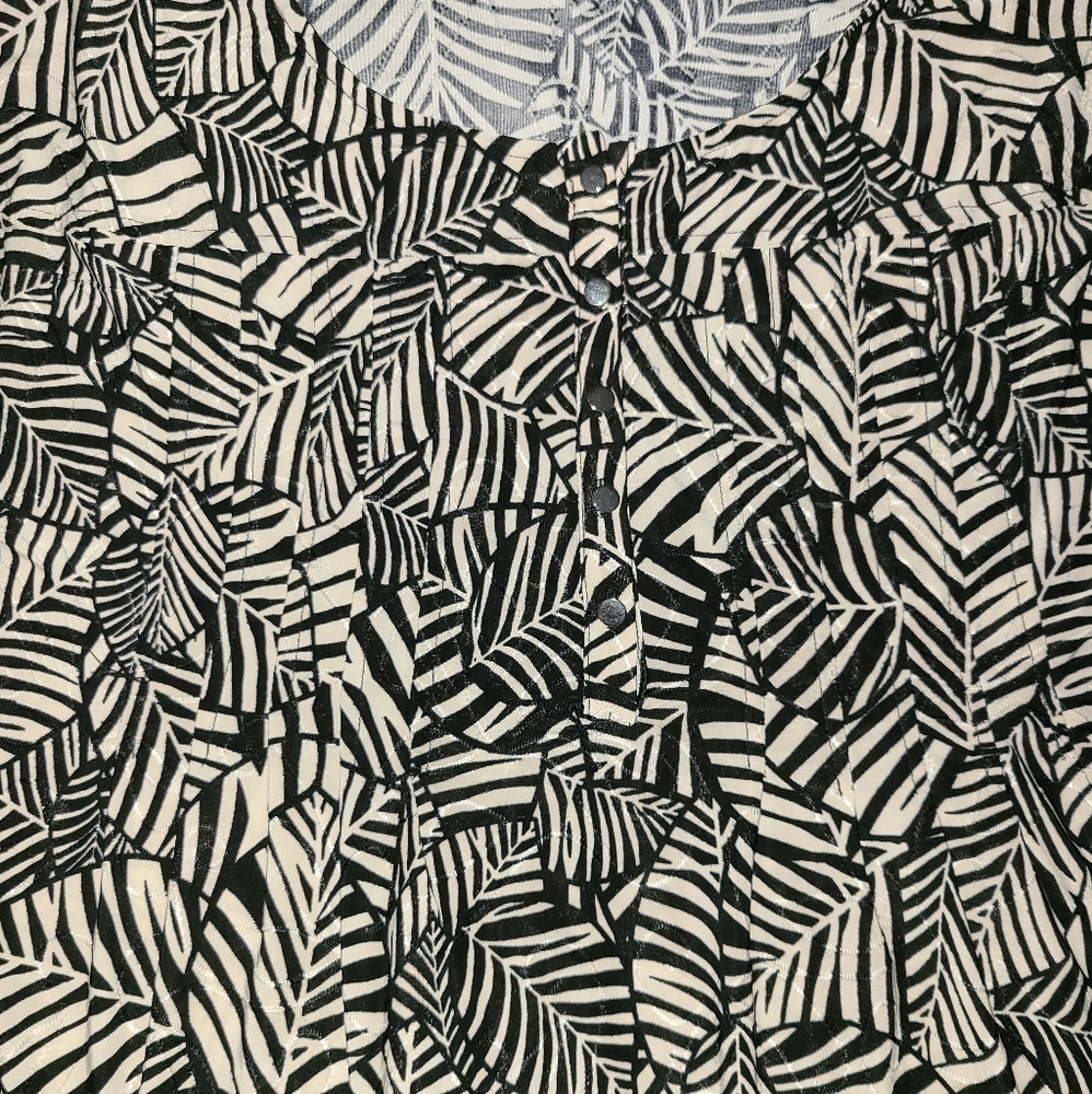🌻 Donating Soon 🌻 | Black and white women's blouse size small - Picture 6 of 8